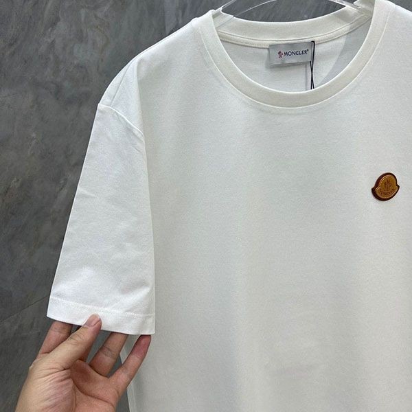 モンクレール コピー パッチロゴ ワンポイント Tシャツ mog52547